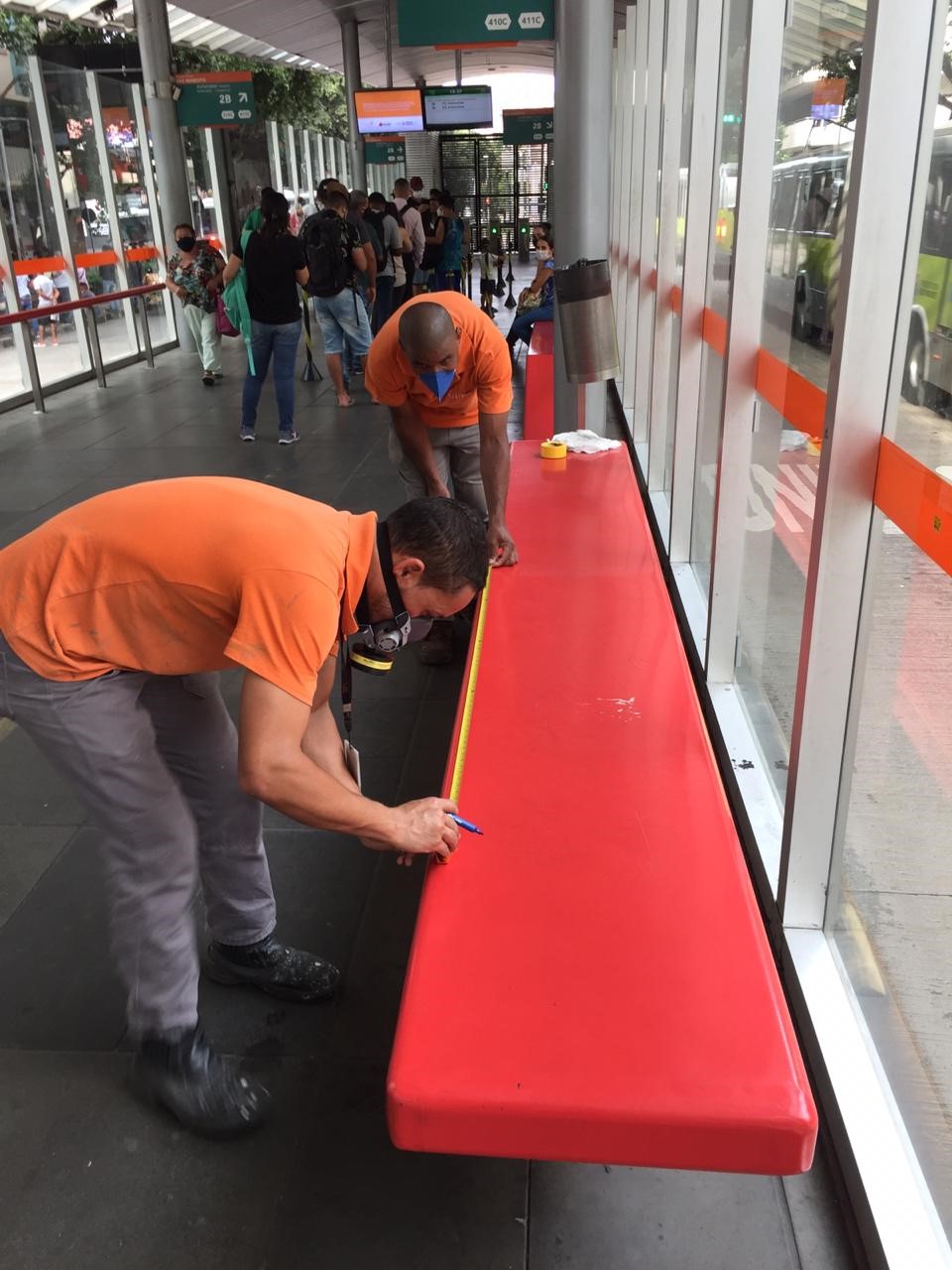 SINTRAM faz demarcação nos pisos de estações, terminais e ônibus articulados para garantir distância segura entre usuários